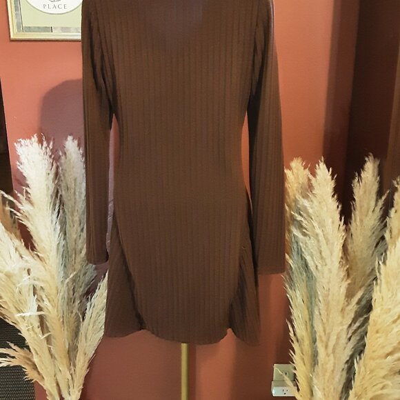 Large Ribbed Body Hugging Dress - Picture 6 of 7